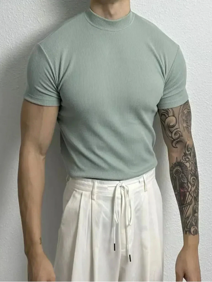 Herren Sport T-Shirt in Aktion, Kurzarm, atmungsaktiv, perfekt für Laufen, Fitness & Sportbekleidung.