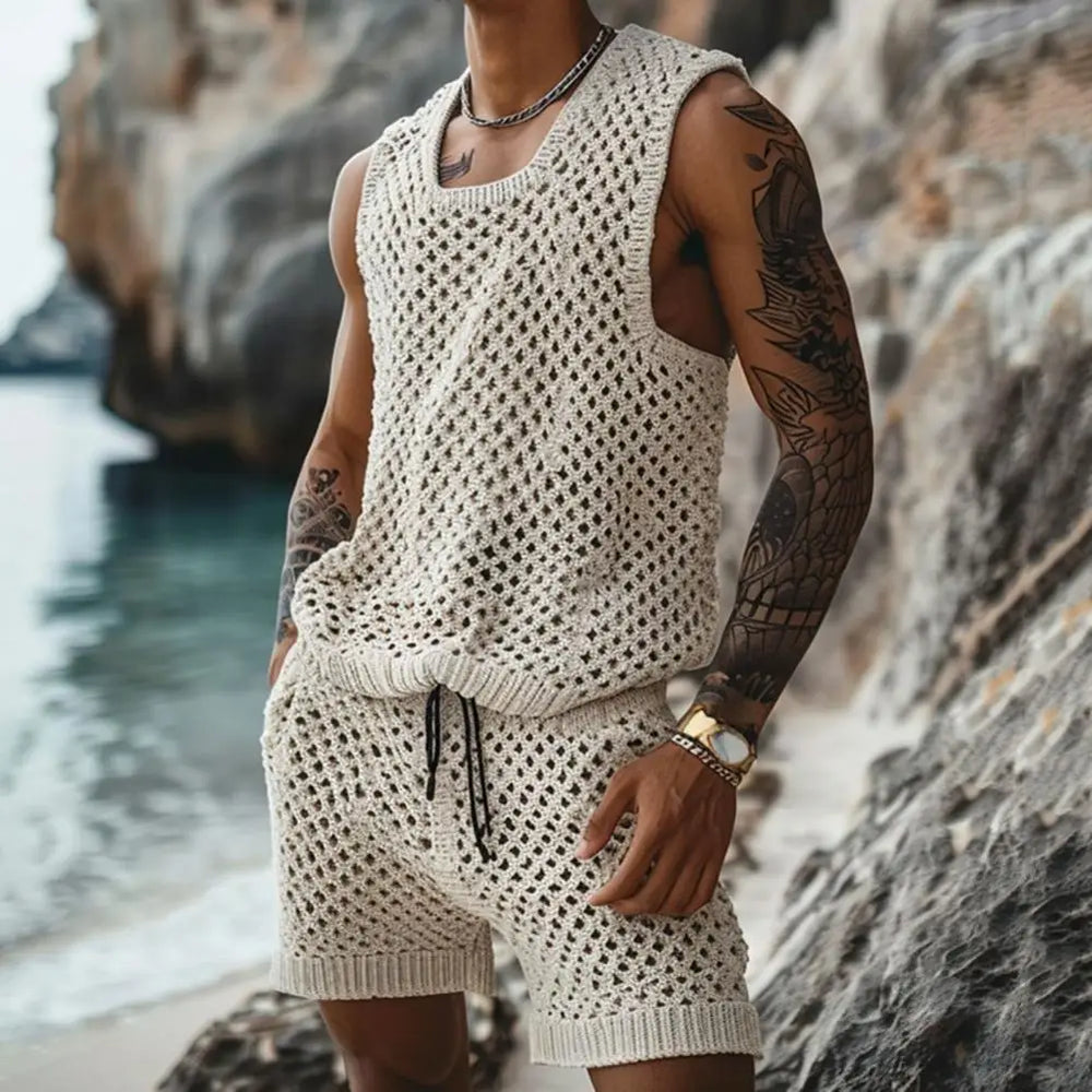 Detailansicht Herren Strick-Tanktop und Shorts mit luftigem Lochmuster, ideal für Sommer und Strand.
