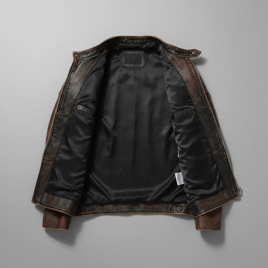 Geschlossene Herren Lederjacke in Braun, schlanke Passform, ideal als robuste Übergangsjacke.