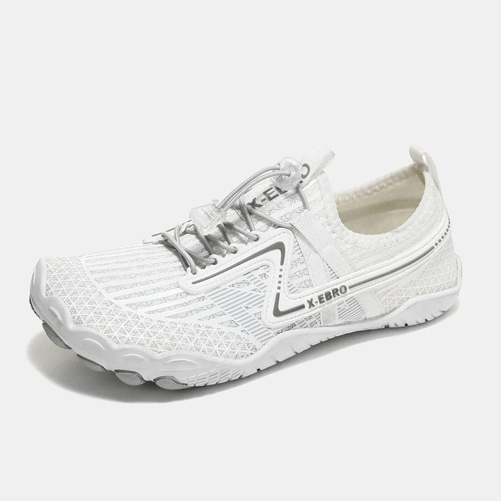 Ein Paar schnelltrocknende Herren Wasserschuhe, bereit für Ihr nächstes Outdoor-Abenteuer, Wassersport oder Strandtag.