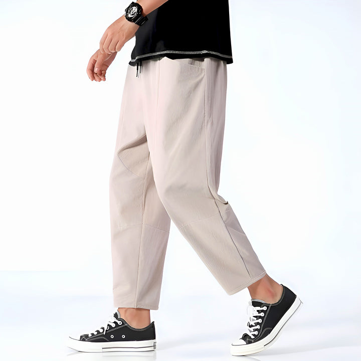 Cropped Herrenhose mit Kordelzug. Trendige Freizeithose für entspannten Komfort und Stil.