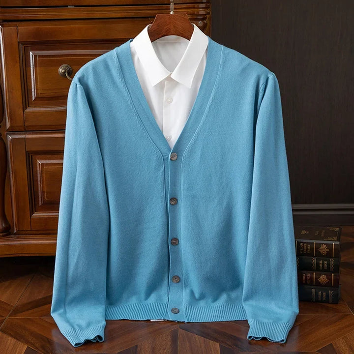 Herren Strickcardigan mit V-Ausschnitt und Knopfleiste. Vielseitige Herrenmode für den Alltag.