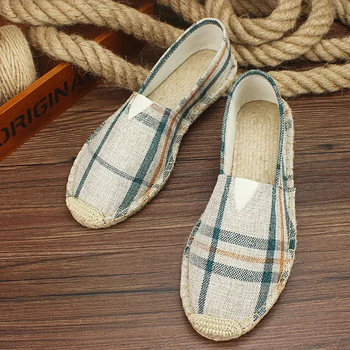 Ein Paar Herren Espadrilles Elio; auffälliges Graffiti-Design in lebendigen Farben.