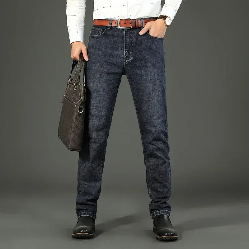 Nahaufnahme der robusten Stofftextur einer Straight Fit Herrenjeans in Schwarz, für besten Tragekomfort.