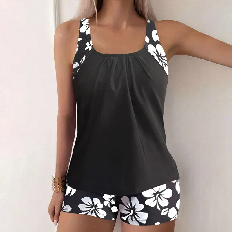 Stilvolle Strandmode: Damen Zweiteiler mit Blumenmuster für den Sommer.