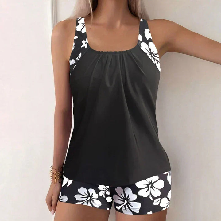 Stilvolle Strandmode: Damen Zweiteiler mit Blumenmuster für den Sommer.