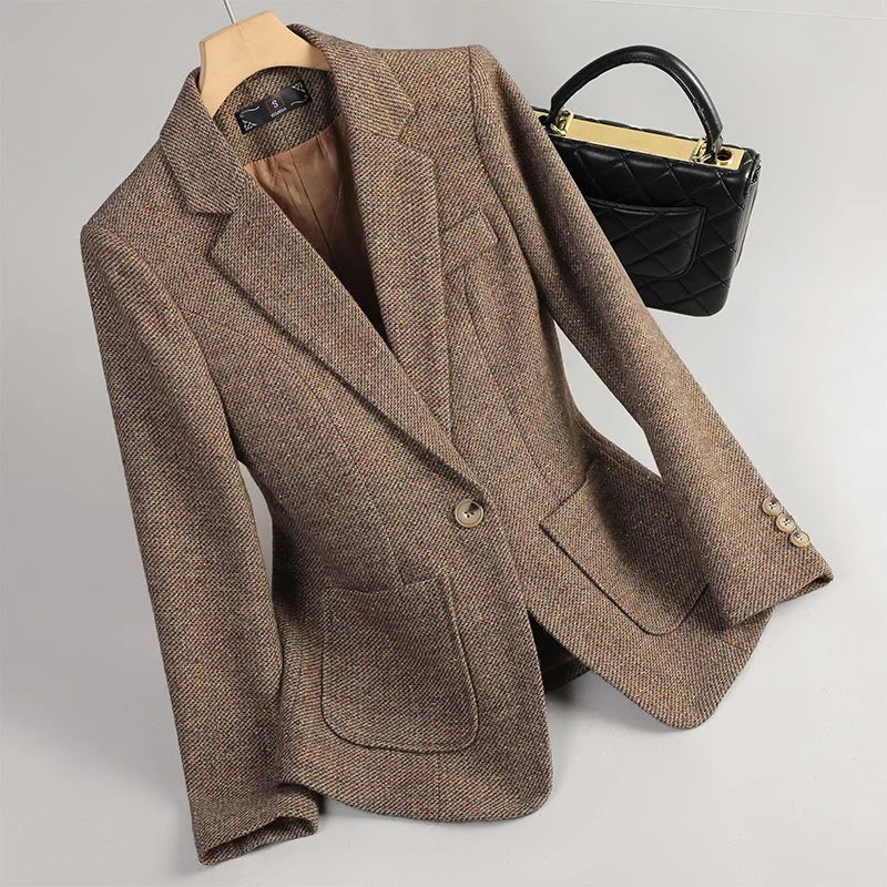 Stilvoller Damenblazer für Herbsttage. Eleganter Fischgrät-Look, perfekt für Büro und Freizeit.