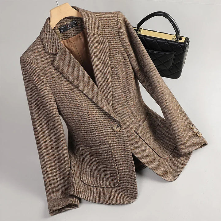 Stilvoller Damenblazer für Herbsttage. Eleganter Fischgrät-Look, perfekt für Büro und Freizeit.
