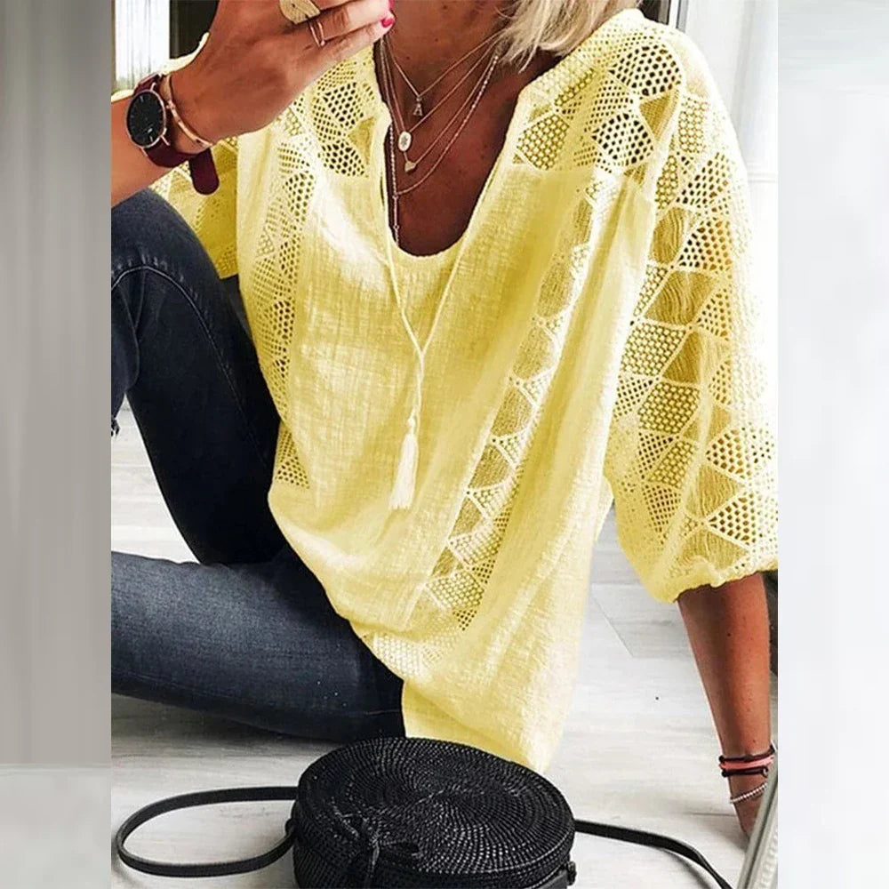 Entspannte Passform: Damen Sommerbluse mit eleganter Spitze. Bequemes Kurzarm-Oberteil für Sommer-Outfits.
