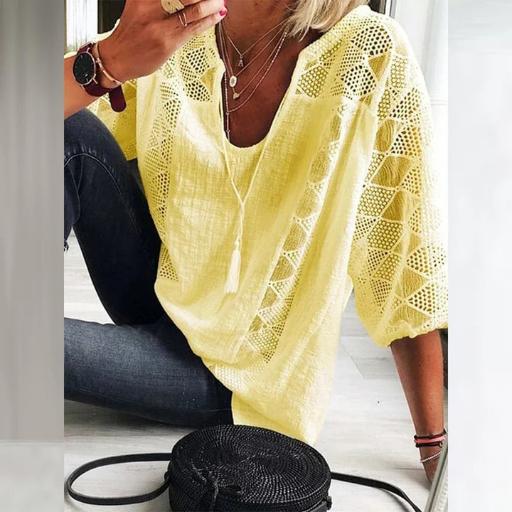 Entspannte Passform: Damen Sommerbluse mit eleganter Spitze. Bequemes Kurzarm-Oberteil für Sommer-Outfits.