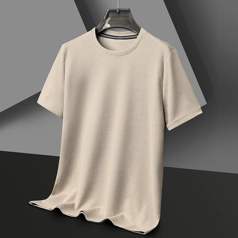 Rückenansicht des lockeren Herren T-Shirts in Relaxed Fit; bequemer, lässiger Stil für den Sommer.