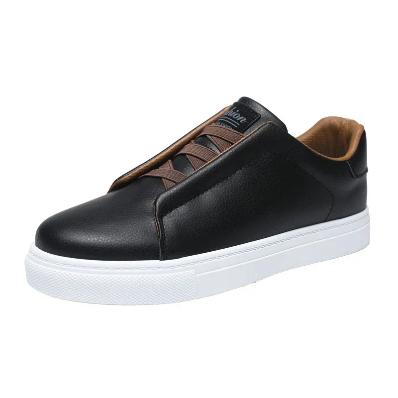 Schwarzer Herren Sneaker: minimalistisch, modisch & bequem. Ideal als Freizeitschuh mit schlanker Passform.