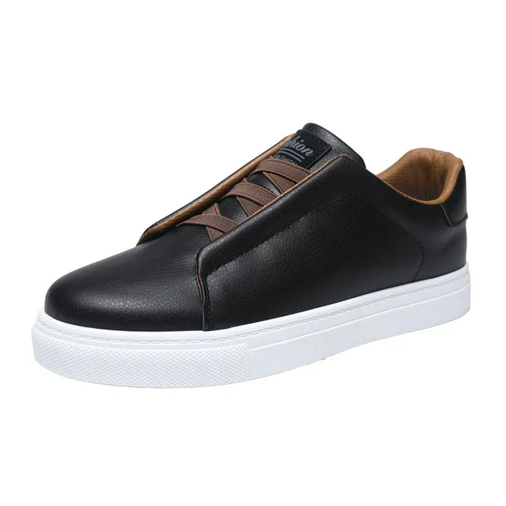 Schwarzer Herren Sneaker: minimalistisch, modisch & bequem. Ideal als Freizeitschuh mit schlanker Passform.