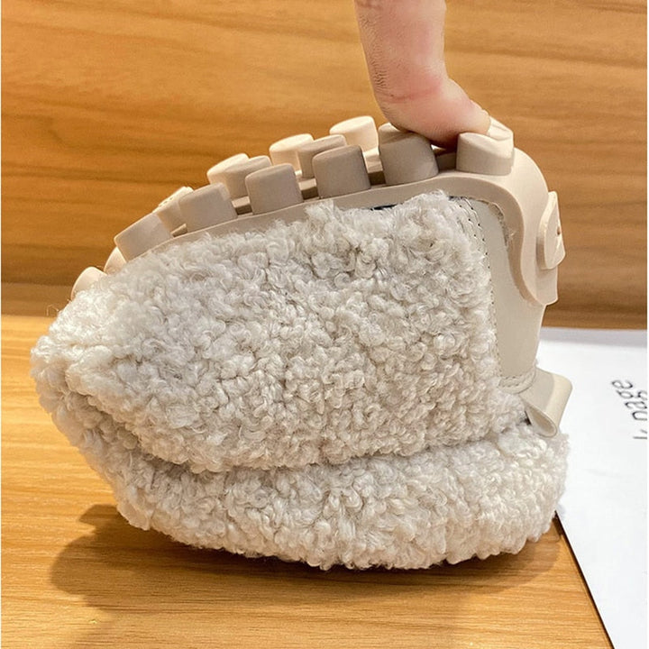 Warme Damen Slipper für drinnen, mit rutschfester Sohle. Gemütliche Hausschuhe, perfekt als Fußwärmer.