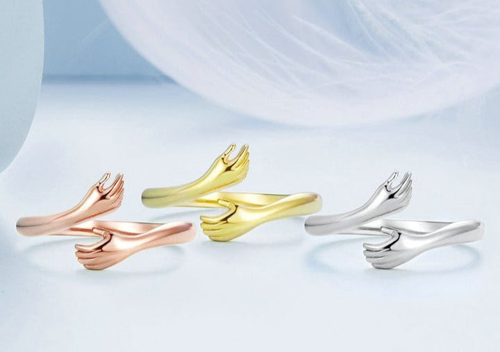 Verstellbarer Damen Umarmungsring am Finger getragen, ein stilvolles Schmuck-Accessoire.
