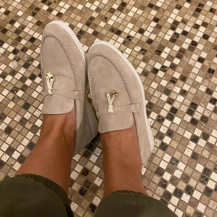 Vielseitige Damen Mokassins mit Schlossdetail, ideal als Büroschuhe oder elegante Freizeitschuhe. Bequem.