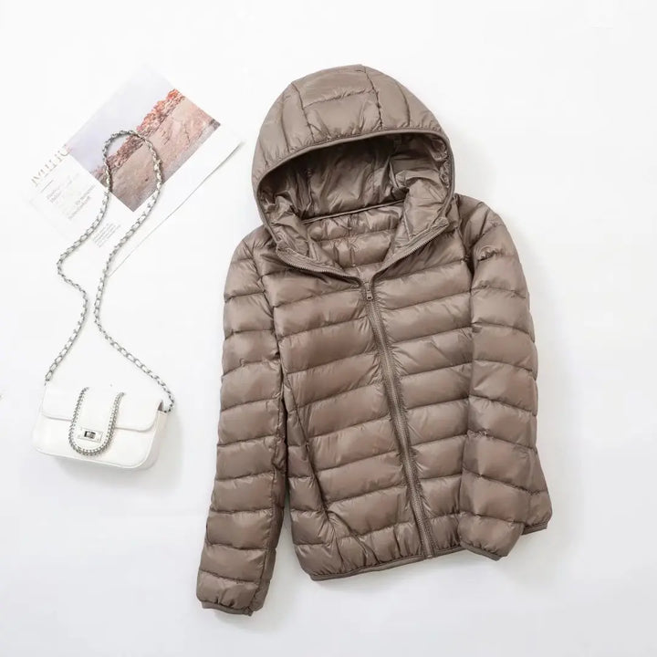 Leichte, wendbare Damenjacke, sportlich-elegant, mit Kapuze, für kühle Frühlingsabende.