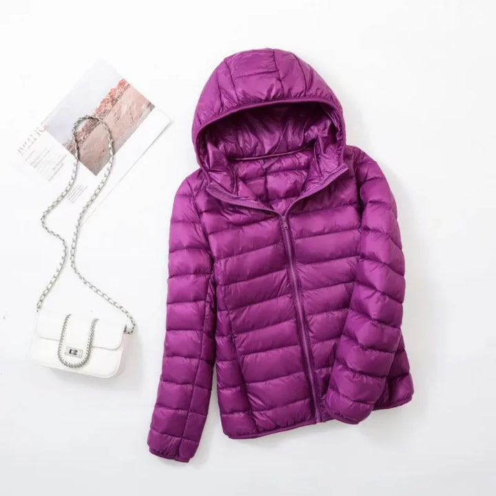 Bequeme Kapuzenjacke Damen, leicht, wendbar, perfekt als Wetterschutz bei Freizeitaktivitäten.