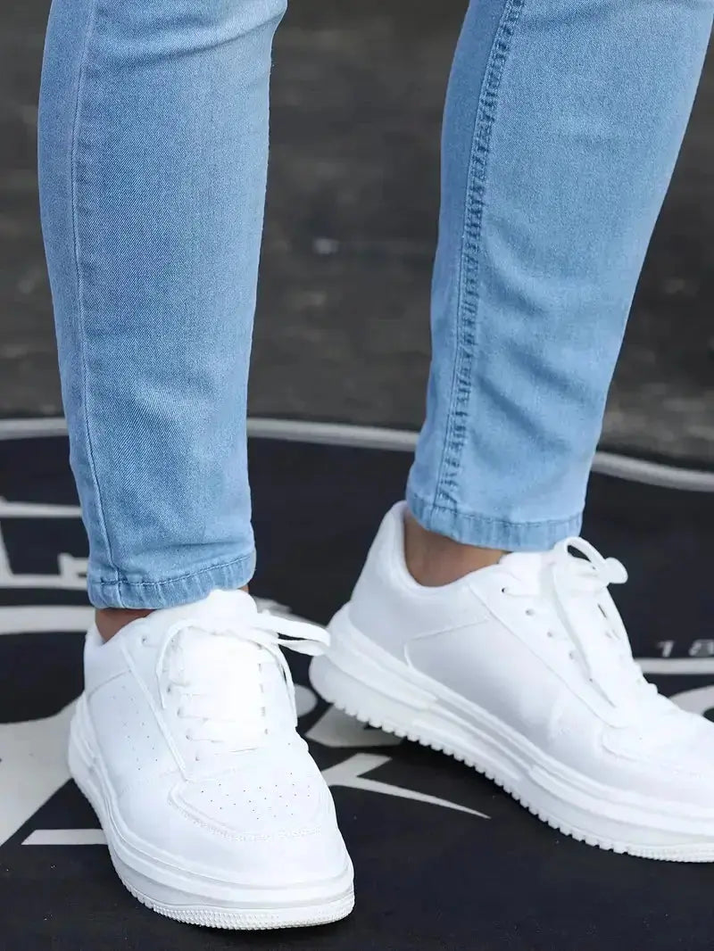 Bequeme Herren Stretch Jeans in Slim Fit, ideal für Bewegungsfreiheit den ganzen Tag, in klassischem Jeans-Blau.