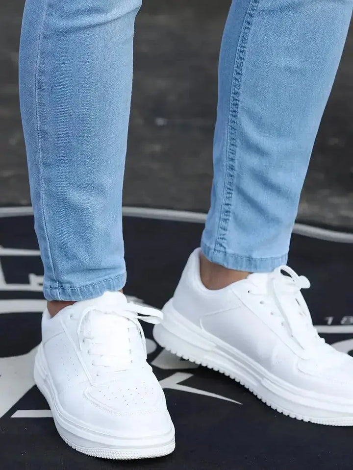 Bequeme Herren Stretch Jeans in Slim Fit, ideal für Bewegungsfreiheit den ganzen Tag, in klassischem Jeans-Blau.