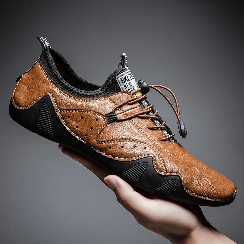 Schwarze orthopädische Herren-Schnürschuhe für optimalen Komfort im Alltag. Rutschfeste Bequemschuhe.
