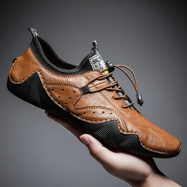 Schwarze orthopädische Herren-Schnürschuhe für optimalen Komfort im Alltag. Rutschfeste Bequemschuhe.