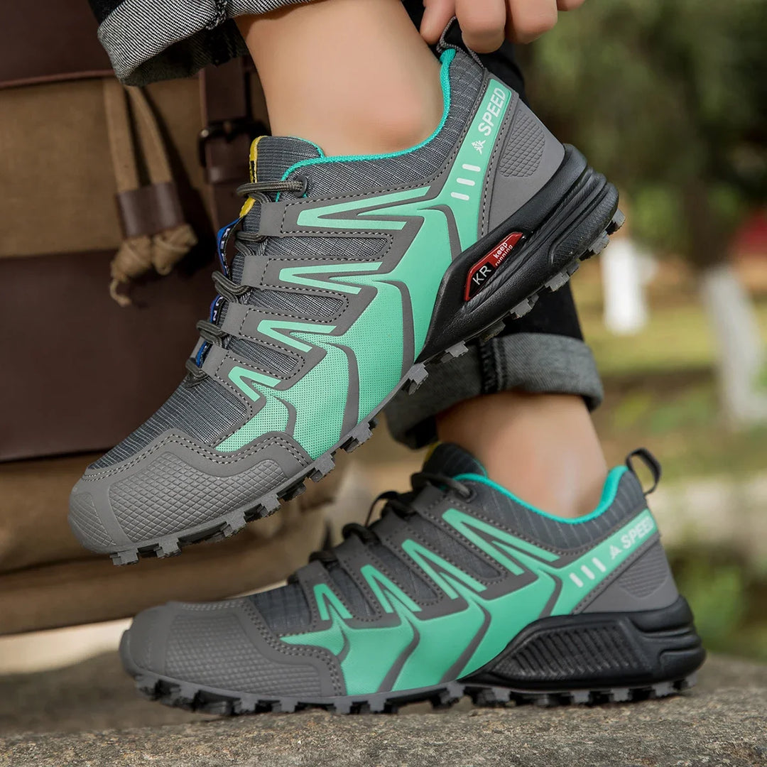 Herren Outdoor-Wanderschuh in Aktion, perfekt für anspruchsvolle Trails & Freizeitsport.