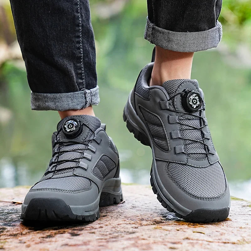 Stylische Trekkingschuhe für Herren mit robustem Design und schnellem Drehverschluss-System für Outdoor-Sport.