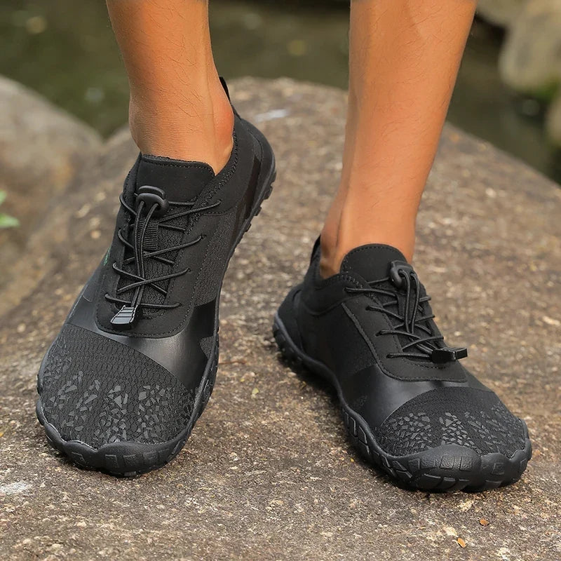 Rutschfeste Herren Wasserschuhe für sicheren Halt auf nassen Oberflächen, perfekt für Strand, Pool & Wassersportaktivitäten.