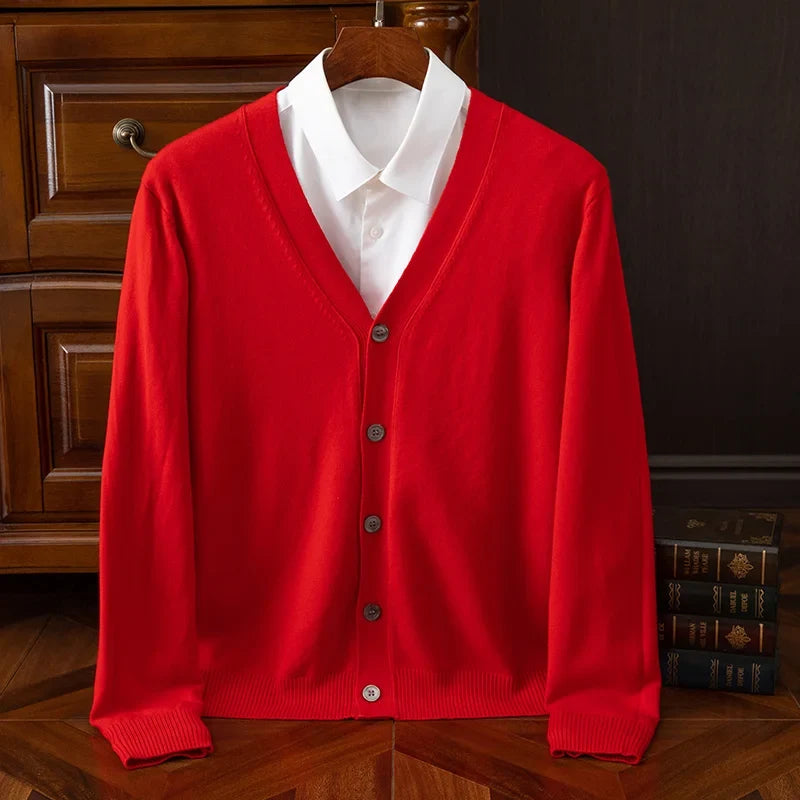 Hochwertiger Herren Strickcardigan mit V-Ausschnitt und Knopfleiste. Komfortable Herren Strickwaren unifarben.