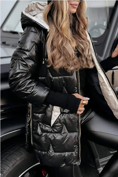 Elegante Damenjacke für den Winter, mit Kapuze & Reißverschluss. Bietet Wärme & Stil als Wintermode für Damen.