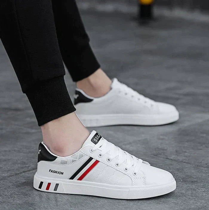 Detaillierter Blick auf Herren Low-Top Sneaker. Strukturierter Obermaterial, bequemer und stylischer Schnürschuh.