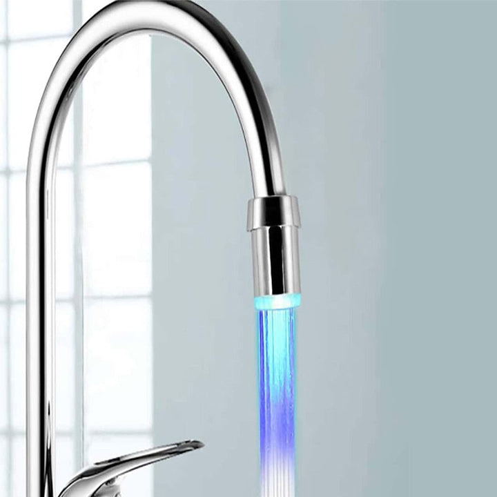 LED Wasserhahnaufsatz AquaGlow beleuchtet das Wasser in Küche & Bad mit magischem Farbwechsel für stimmungsvolle Momente.