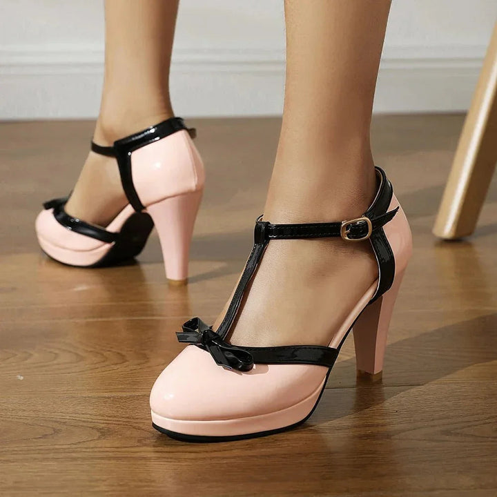 Komfortable weiße Damen Pumps mit T-Riemen, Knöchelschnalle, Blockabsatz. Perfekt für Brautmode.