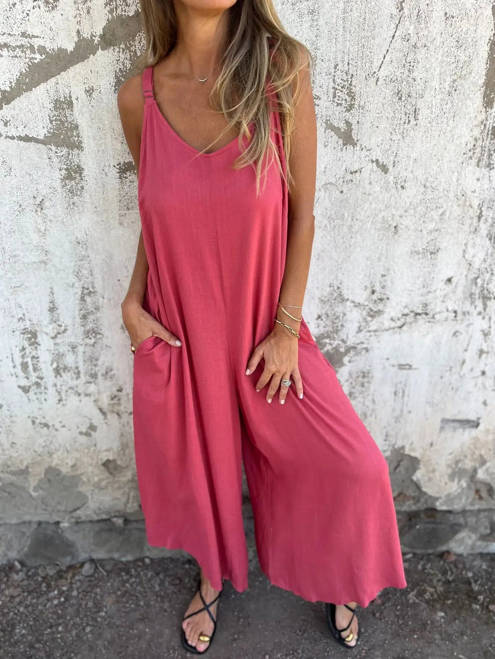 Luftige, bequeme Damen Latzhose für den Sommer, ideal für Freizeit, Strand & Urlaub. Lockere Passform mit Taschen.
