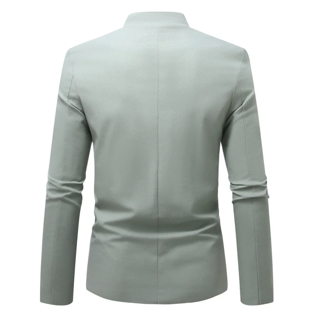 Nahaufnahme einer eleganten Herren Cheongsam Jacke mit Stehkragen und asiatischen Details. Moderne Männer Mode.
