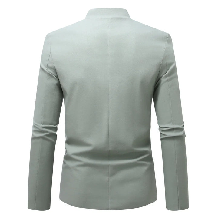 Nahaufnahme einer eleganten Herren Cheongsam Jacke mit Stehkragen und asiatischen Details. Moderne Männer Mode.