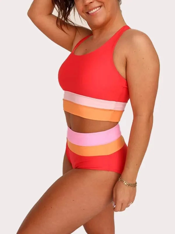 Bequemer Damen Zweiteiler Badeanzug gestreift, aktuelle Trend-Bademode für den Sommer.