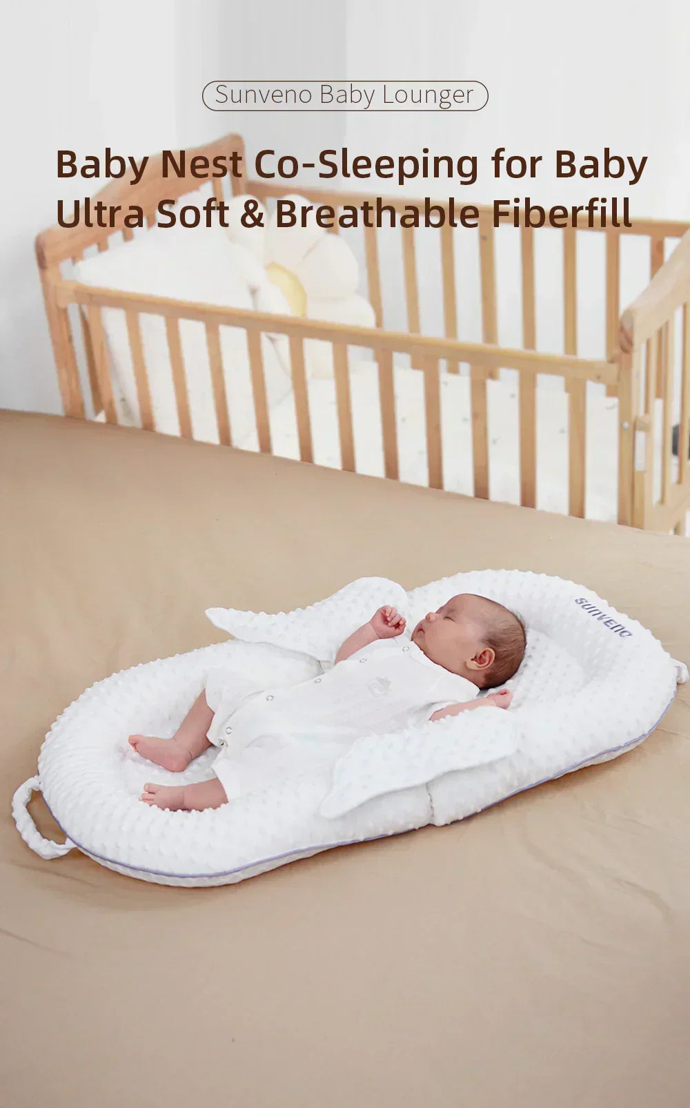 Glückliches Baby schläft geborgen im ergonomischen Babynest mit weicher Polsterung und Rückenstütze.