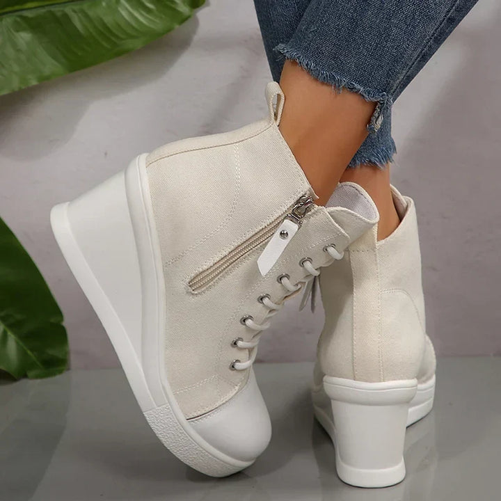 Eleganter Damen Plateau-Sneaker in Beige, ein Must-have für modebewusste Frauen.