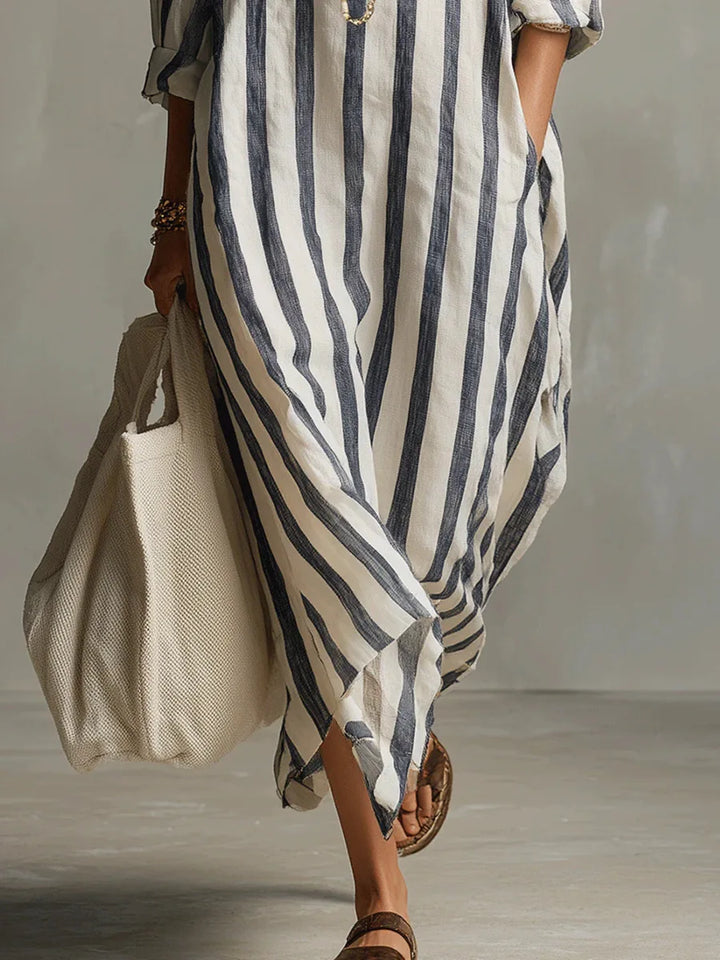 Bequemes Damen Sommerkleid mit Streifen, tiefem V-Ausschnitt und Dreiviertelarm. Lässige Sommermode für Damen.