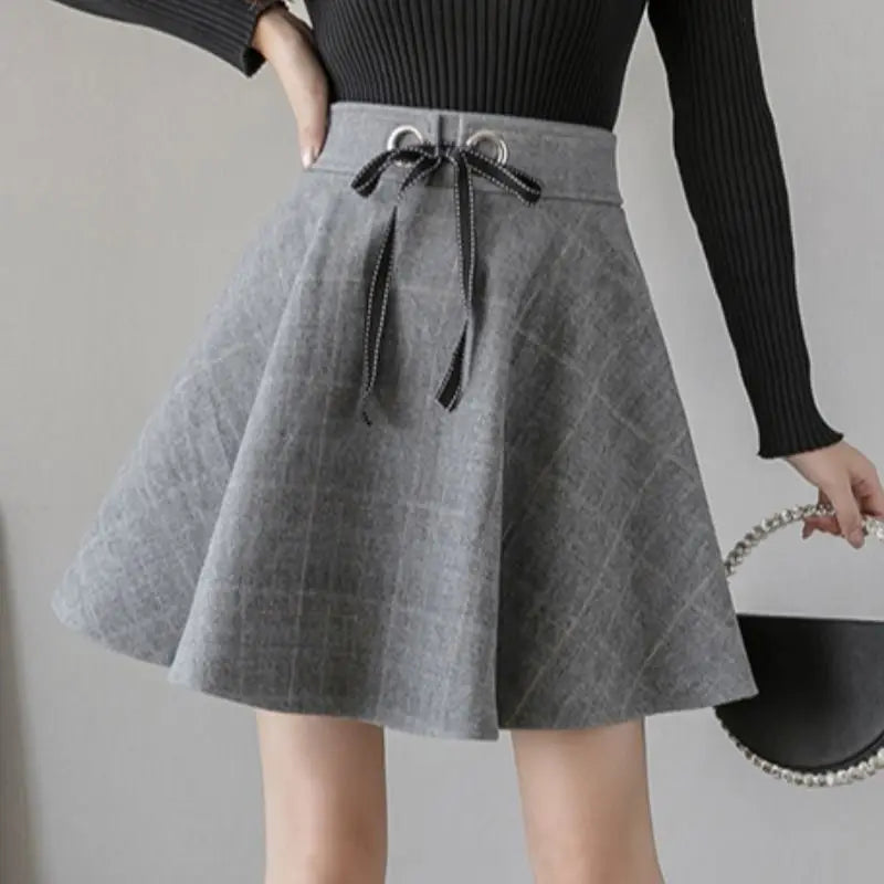 Damen High-Waist Minirock mit grau-schwarz Karomuster und elastischem Bund. Kurzer Freizeitrock.