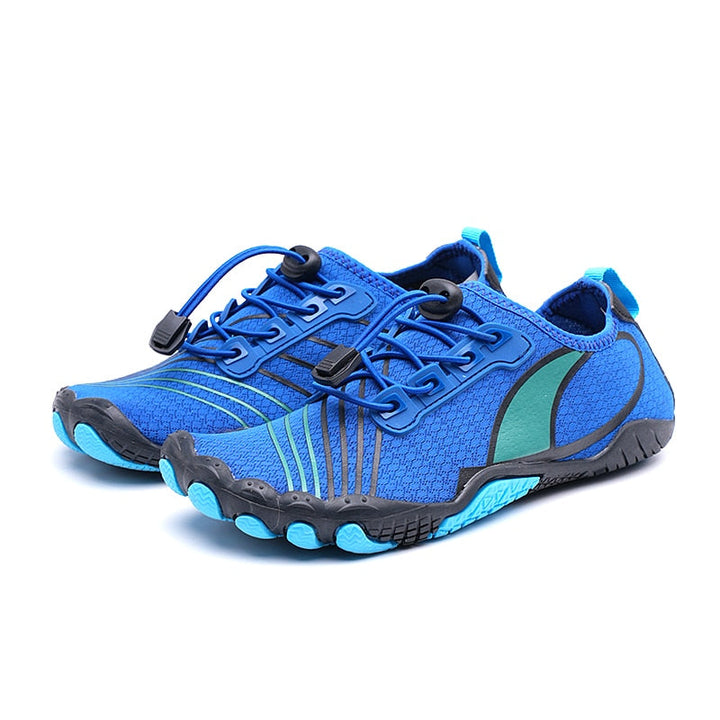 Flexible Aqua-Schuhe mit Barfußgefühl, perfekt für empfindliche Füße am Strand.