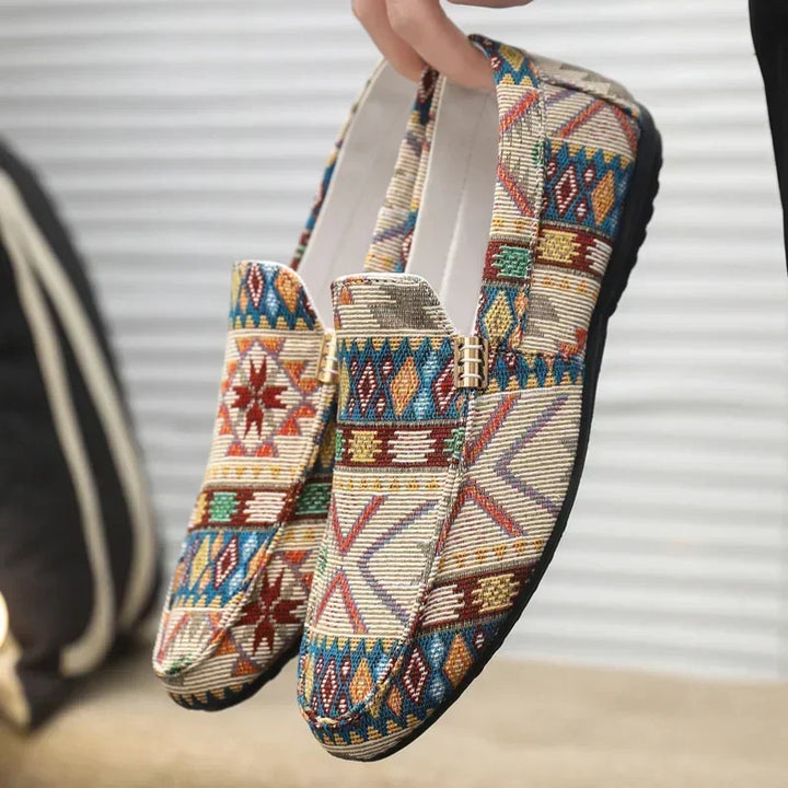 Herren Slip-On Slipper mit Aztekenmuster, bequeme Freizeitschuhe für Männer mit Gummisohle.