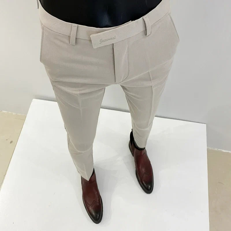 Robuste und elegante Herren Stoffhose, vielseitig kombinierbar für Alltag und Business.