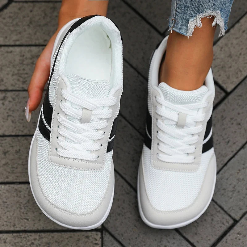 Weiße Damen Barfußschuhe, flache Sneaker mit breiter Zehenbox. Atmungsaktive Komfortschuhe für Freizeit.