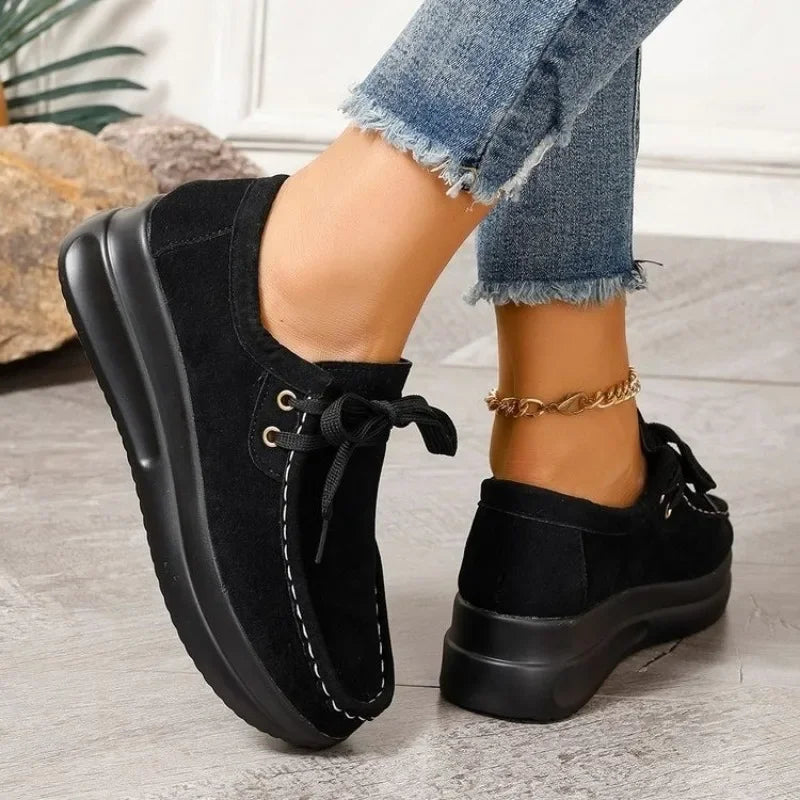 Vorderansicht der Damen Sneakers. Leichte Schnürschuhe mit robuster, rutschfester Sohle für Damen & Freizeit.