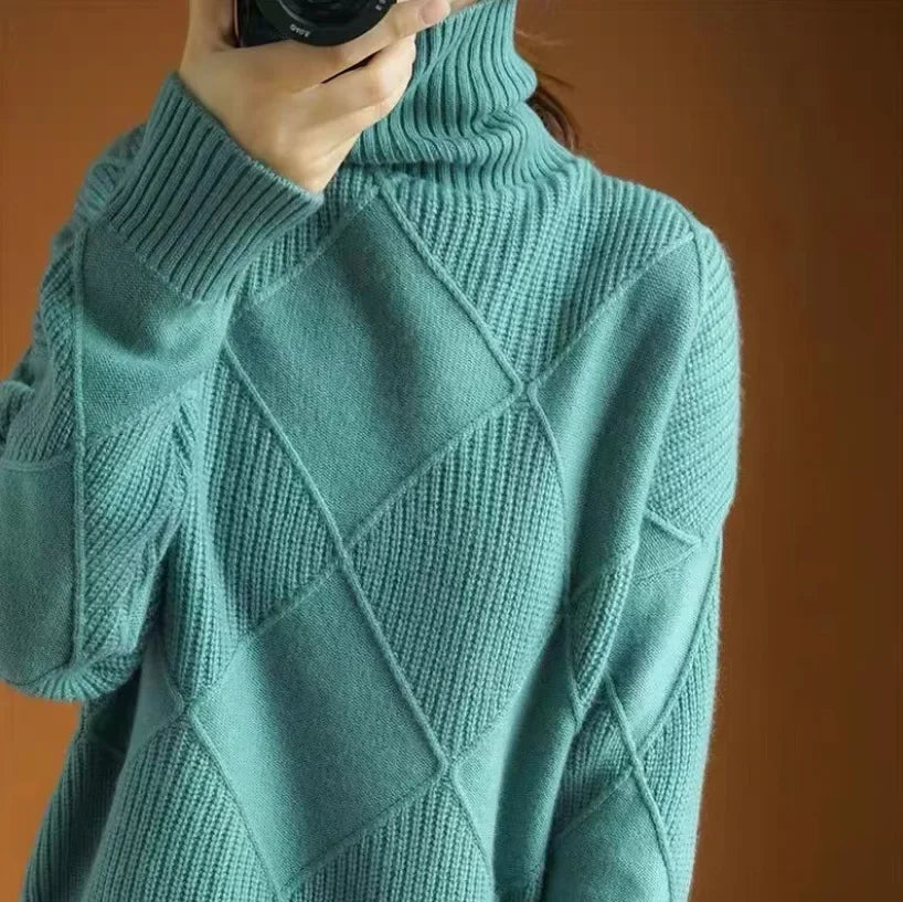 Vielseitiger Damen Rollkragenpullover mit Rautenmuster, elegant und casual kombinierbar für Frauen.