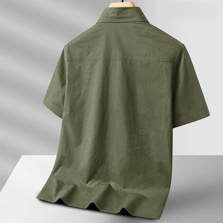 Modisches Herren Hemd, Kurzarm, mit zwei Brusttaschen und Spitzkragen. Das Freizeit Hemd ist in verschiedenen Farben erhältlich.
