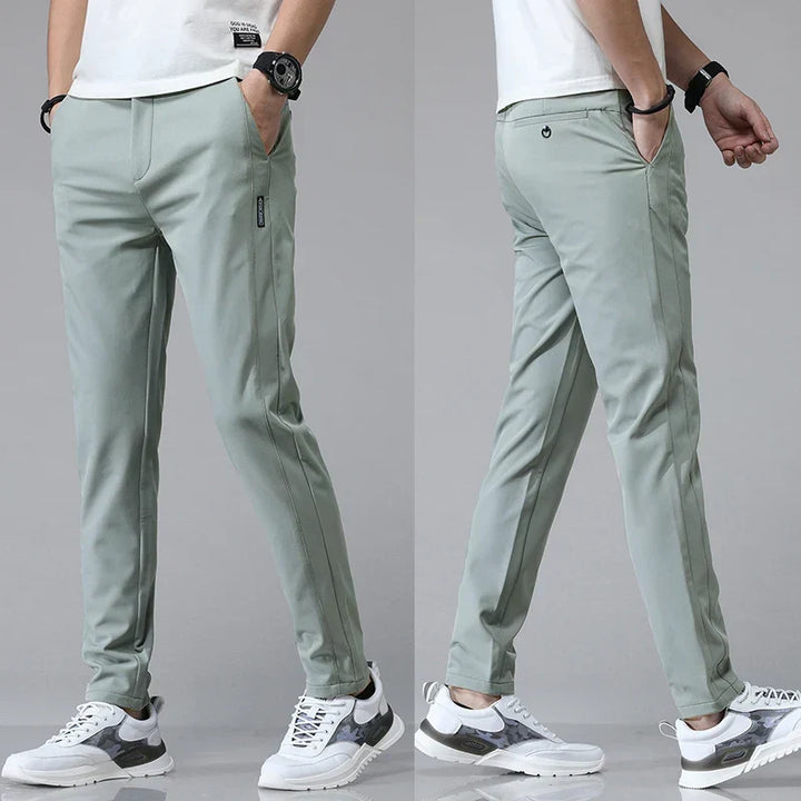 Nahaufnahme: Hochwertige Herren Slim Fit Stretchhose, zeigt atmungsaktives Material und präzise Verarbeitung.